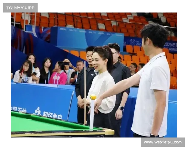 潘晓婷表演赛一杆巧打将台面“2025”变为“2026”，技艺引网友惊叹